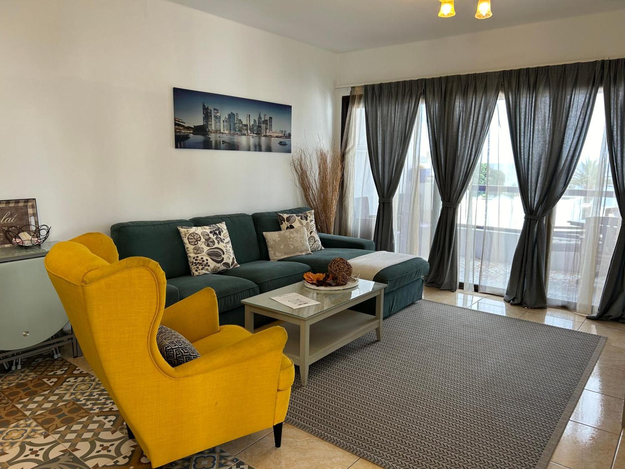 Stunning 2 Bedroom Vacation Vv On Seafront *
